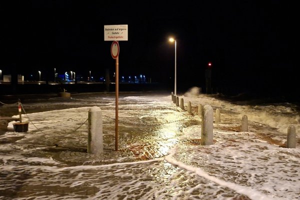 Wellen überspülten die Uferpromenade in Wilhelmshaven. - © Kai Moorschlatt/dpa