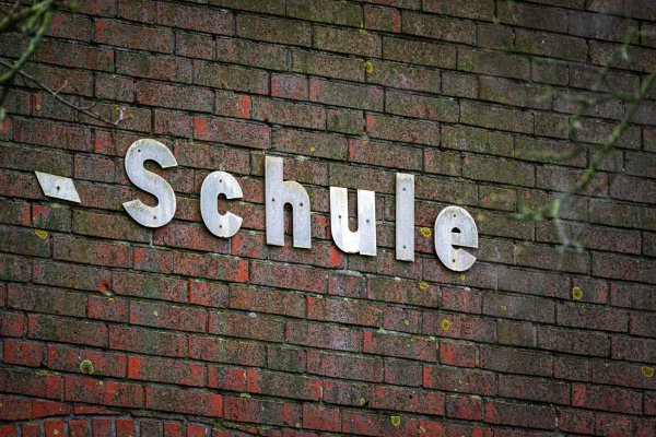 Fast jedes zweite Kind aus der vierten Klasse sagt einer Studie zufolge, es sei schon mal geschlagen worden oder jemand habe ihm in der Schule etwa durch Schubsen oder Treten wehgetan. - © Sina Schuldt/dpa