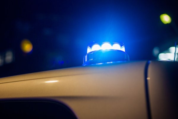 Ein Blaulicht leuchtet auf dem Dach eines Polizeifahrzeugs. - © Fernando Gutierrez-Juarez/dpa/Symbolbild