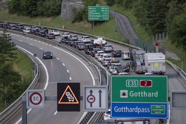 Der Gotthardtunnel ist ein Nadelör mit teils stundenlangen Wartezeiten auf dem Weg in den Süden. - © Urs Flueeler/KEYSTONE/dpa