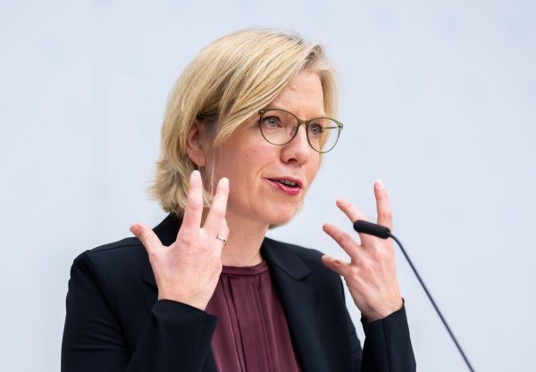 Die österreichische Energieministerin Leonore Gewessler will die hohe Abhängigkeit des Landes von russischem Gas bekämpfen. - © Georg Hochmuth/APA/dpa