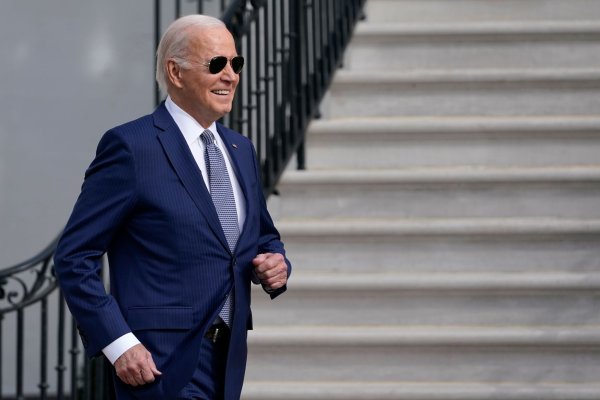 «Genau so, wie wir es geplant haben.» - Ein Meme auf dem persönlichen X-Account (vormals Twitter) von US-Präsident Joe Biden parodiert eine Verschwörungstheorie rund um den Super Bowl. - © Susan Walsh/AP/dpa