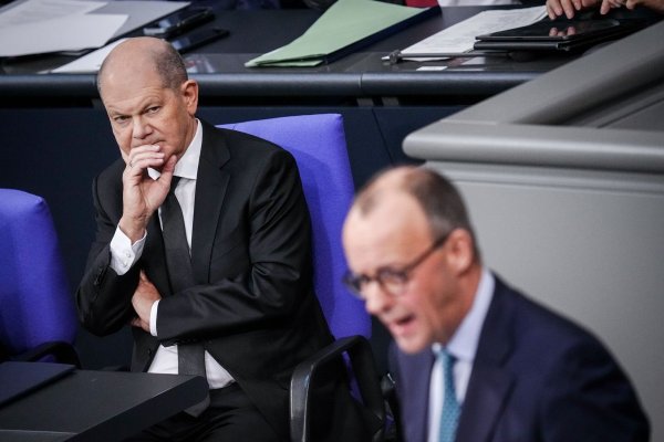 Die wirtschaftspolitische Haltung von unter anderem Friedrich Merz (r) löst bei Bundeskanzler Olaf Scholz (l) «Irritation» aus. - © Kay Nietfeld/dpa