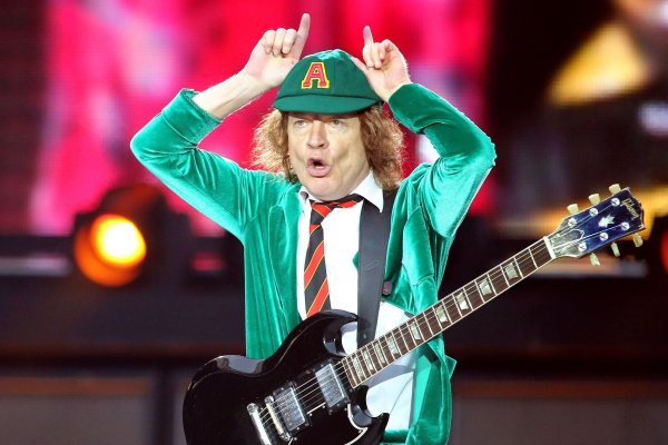 AC/DC-Leadgitarrist Angus Young gestikuliert beim Konzert von AC/DC in der Red Bull Arena. - © Jan Woitas/dpa-Zentralbild/dpa/Archivbild