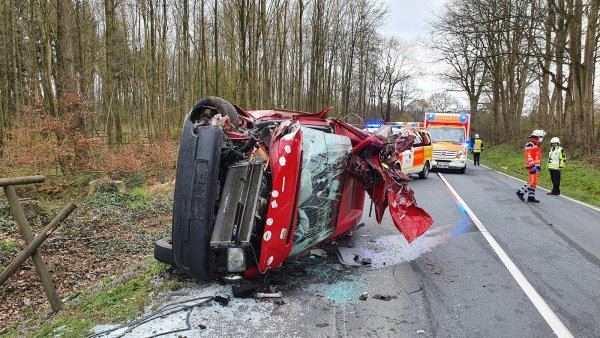 Die Frau geriet aus bislang unbekannten Gründen in den Gegenverkehr. - © Feuerwehr Lemgo