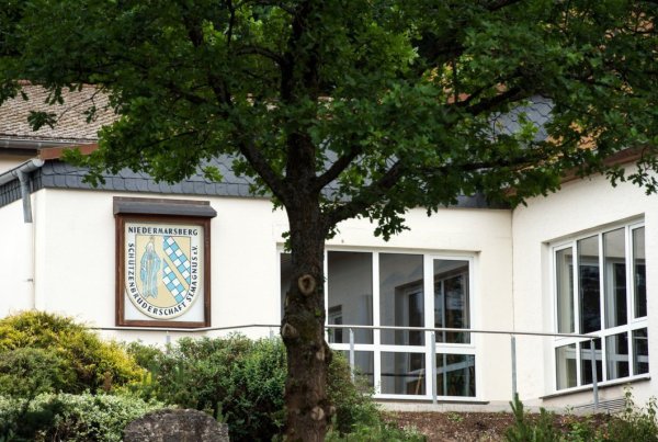 Die Schützenhalle in Marsberg im Sauerland. Mit Böllerschüssen sollte dort am am Samstag das Schützenfest feierlich eröffnet werden. Bei den abgefeuerten Schüssen, explodierten die Kanonen und der Schützenkönig wurde tödlich verletzt. - © DPA