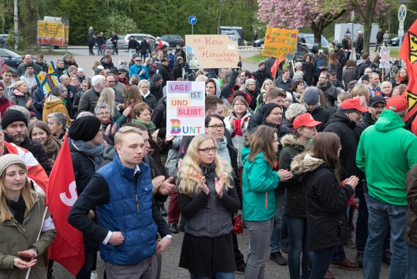 Am Schulzentrum in Lage protestierten 2017 Hunderte lautstark gegen den Auftritt von Marcus Pretzell von der AfD. Für die Demo am Samstag sind 300 Personen angemeldet. - © Archivfoto: Torben Gocke