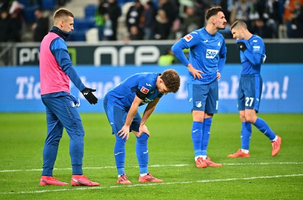 Frustrierte Hoffenheimer Profis nach dem 1:2 gegen Gladbach. - © Jan-Philipp Strobel/dpa