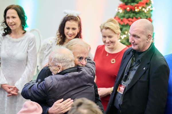 Darf endlich wieder seine Gäste bei der großen Feier herzen: Frank Zander. - © Annette Riedl/dpa