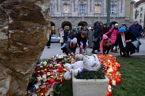 Menschen gedenken der Opfer des Amoklaufs an der Karls-Universität in Prag vor einem Jahr (Foto aktuell). - © ?imánek Vít/CTK/dpa