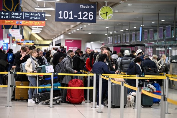 Am ersten Tag der Weihnachtferien gab es an den Flughäfen keine besonders großen Wartezeiten. - © Roberto Pfeil/dpa