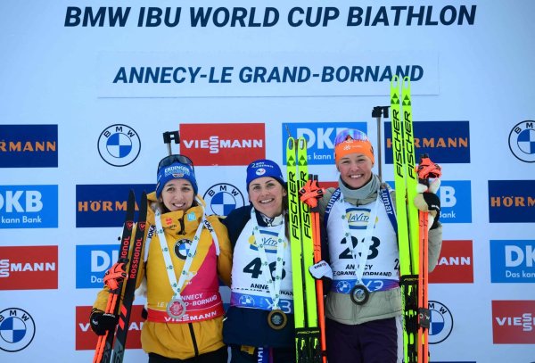 Franziska Preuß (l) feiert nach Rang zwei im Sprint einen Erfolg in der Verfolgung. - © Olivier Chassignole/AFP/dpa