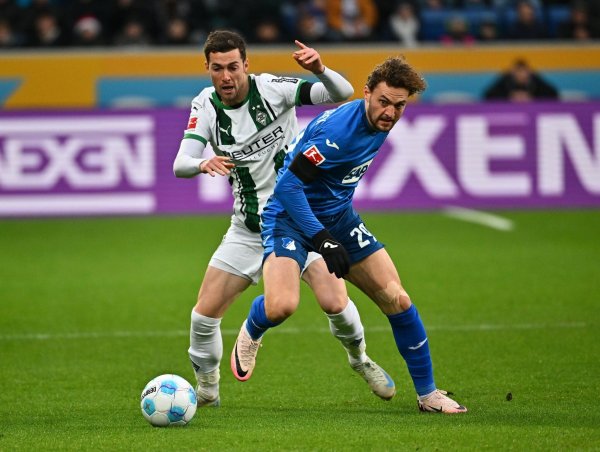Bruun Larsen (r) und Joe Scally kämpfen um den Ball. - © Jan-Philipp Strobel/dpa