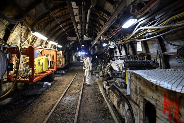 Wie im richtigen Bergbau - der einstige Reviersteiger «Jacke» Jakubeit führt durch das frühere RAG-Trainingsbergwerk in Recklinghausen. - © Federico Gambarini/dpa