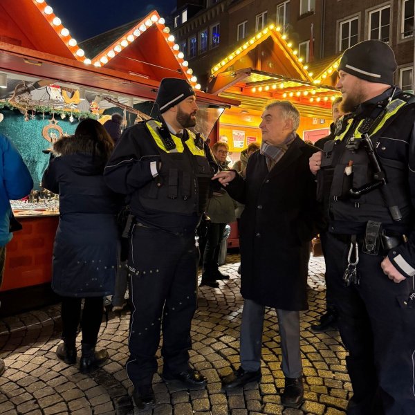 NRW-Innenminister auf Düsseldorfer Weihnachtsmarkt - © Innenministerium NRW/dpa