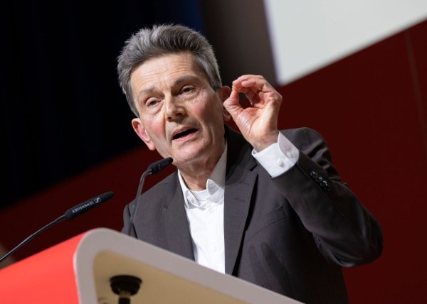 Rolf Mützenich zieht als Spitzenkandidat der NRW-Sozialdemokraten in den Bundestagswahlkampf. - © Thomas Banneyer/dpa