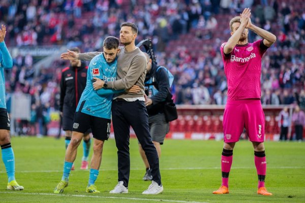Bleibt das Leverkusener Erfolgsduo? - Florian Wirtz (l) und Xabi Alonso (M). - © Rolf Vennenbernd/dpa
