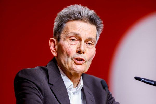 Rund zwei Monate vor der Bundestagswahl hat SPD-Bundestagsfraktionschef Rolf Mützenich die Sozialdemokraten zur Aufholjagd aufgerufen. - © Thomas Banneyer/dpa