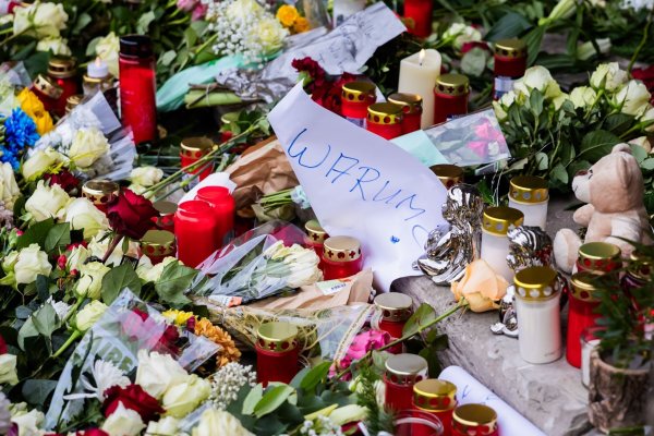 «Warum?» steht auf einem Zettel an einem Gedenkort für die Toten und Verletzten der Attacke. - © Christoph Soeder/dpa