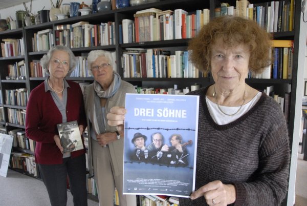 Freuen sich auf die Kinopremiere: (von links) Renate Pennig, Margarete Bäßler und Teda Wellmer zeigen das Plakat des Filmes „Drei Söhne". Durch die finanzielle Förderung der alten Garde der „Frauen für Lemgo" konnte dieser realisiert werden. - © Alexandra Schaller