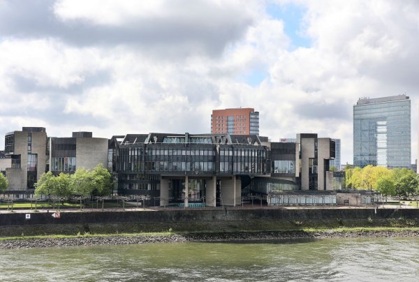 Der nordrhein-westfälische Landtag in Düsseldorf. - © Oliver Berg/dpa/Archivbild