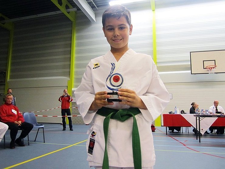 Fynn Süllwold zeigt die Trophäe. - © Foto: privat