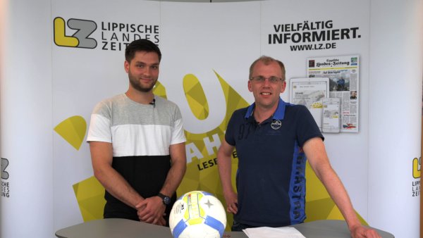 Kevin Elsner,Torjäger und Torwart beim RSV Barntrup, und Sportredakteur Sebastian Lucas diskutieren über die Aufstiegschancen der lippischen Fußballer. - © Kateryna Akulenko