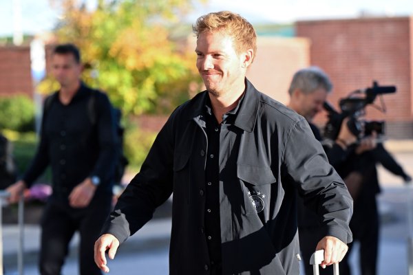 Julian Nagelsmann zeigt sich in den USA mit demonstrativ guter Laune. - © Federico Gambarini/dpa