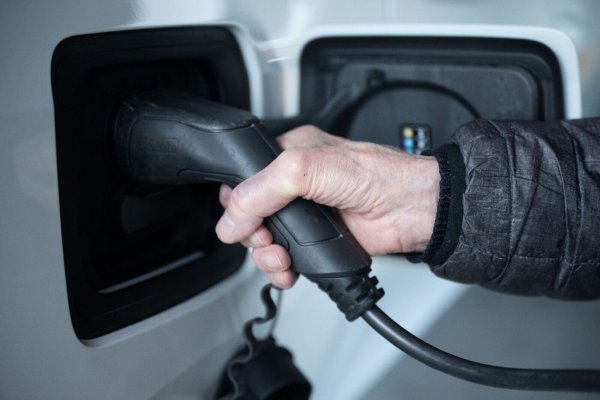 Ein E-Auto wird geladen. - © Marijan Murat/dpa