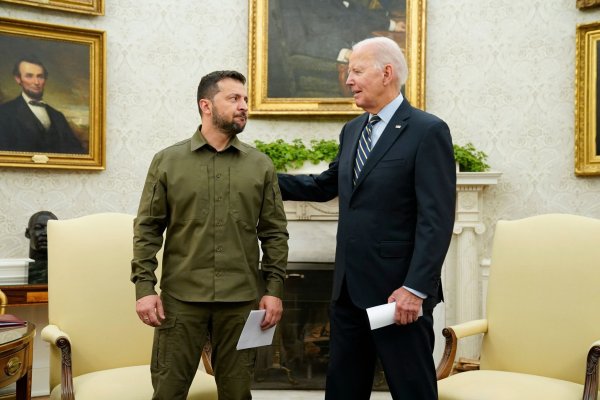 US-Präsident Joe Biden (r) trifft seinen ukrainischen Amtskollegen Wolodymyr Selenskyj im Oval Office des Weißen Hauses. - © Evan Vucci/AP/dpa