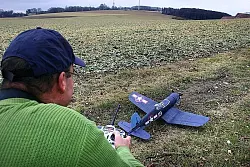 Johann Dremmel (Name ge&auml;ndert, hier auf einem gestellten Foto) beim Testen eines seiner Modellflugzeuge. - &copy; FOTO: MEIKO HASELHORST
