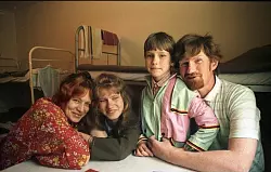 Im Durchgangslager: Dieses Bild einer Familie aus Sibirien entstand 1988 in Friedland. - &copy; Institut f&uuml;r Digitales Lernen/ Bundesarchiv