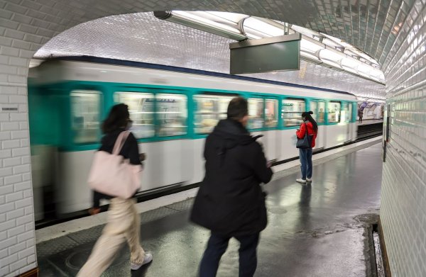 Fahrgäste benutzen eine Pariser Metro - kürzlich ist eine Frau an der Tür einer U-Bahn hängengeblieben und gestorben. - © Jan Woitas/dpa