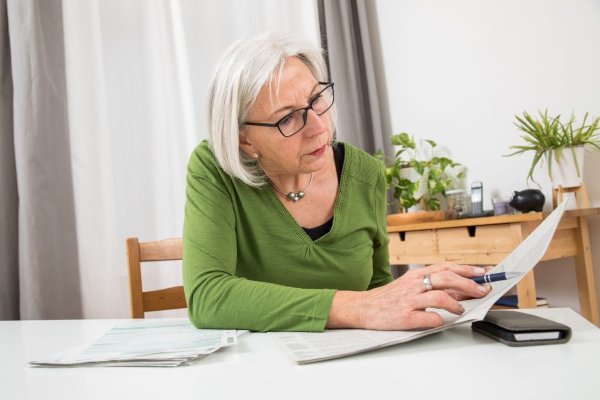 Eine Frau macht ihre Steuererklärung - © Foto: Christin Klose/dpa-tmn