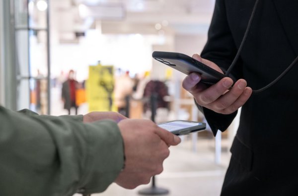 2G-Kontrolle im Einzelhandel - © Foto: Bernd Weißbrod/dpa