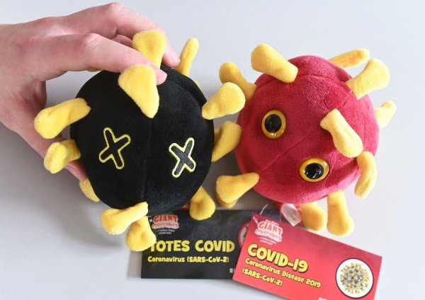 Corona-Plüschfiguren - © Foto: Uli Deck/dpa