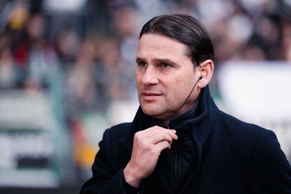 Gladbachs Trainer Gerardo Seoane kommt in das Stadion. - © Marius Becker/dpa