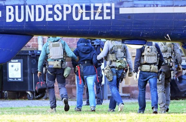 Eine Person, bei der es sich um Daniela Klette handeln könnte, wird in Karlsruhe aus einem Hubschrauber geführt. - © Uli Deck/dpa