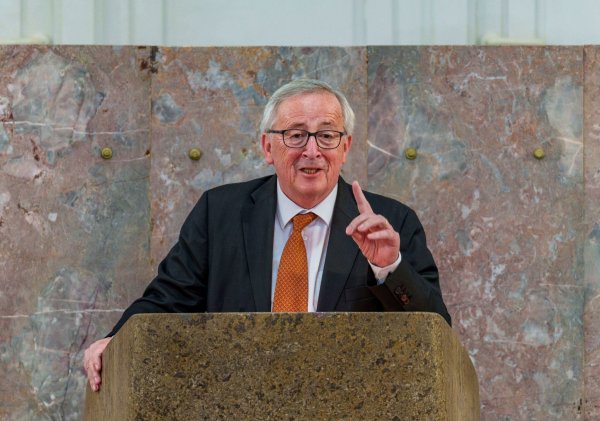 Jean-Claude Juncker warnt die EVP vor einer Zusammenarbeit mit Giorgia Meloni. Dies käme einer Verharmlosung der extremen Rechten gleich, sagt der ehemalige EU-Kommissionspräsident. - © Andreas Arnold/dpa