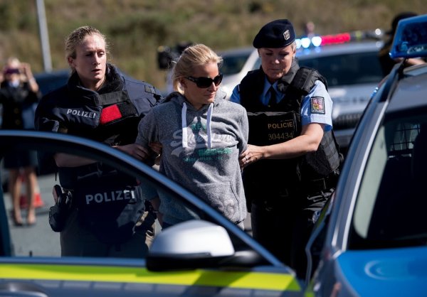 Bayerische und tschechische Polizisten nehmen in Furth in Wald (Bayern) an einer gemeinsamen Einsatzübung teil. - © Sven Hoppe/dpa