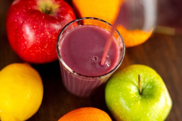 Jemand gießt roten Smoothie in ein Glas. - © Sina Schuldt/dpa/Illustration