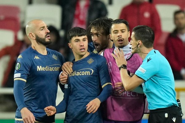 Alessandro Bianco von Florenz, (2.v.l) wird von seinen Mannschaftskameraden unterstützt, als er nach der Fan-Attacke in der Europa Conference League zwischen Sivasspor und Fiorentina aus der Nase blutet. - © Francisco Seco/AP