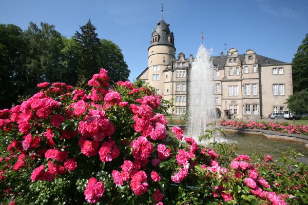 In Kulisse vor dem Residenzschloß gibt es am Wochenende bei den Detmolder Sommermomenten einige Konzerte zu hören. - © Archivfoto: Bernhard Preuß
