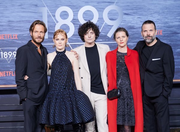 Die «1899»-Schauspieler Andreas Pietschmann, Emily Beecham, Aneurin Barnard, Jantje Friese und Baran Bo Odar (l-r) bei der Premiere der Netflix-Serie in Berlin. - © Annette Riedl/dpa