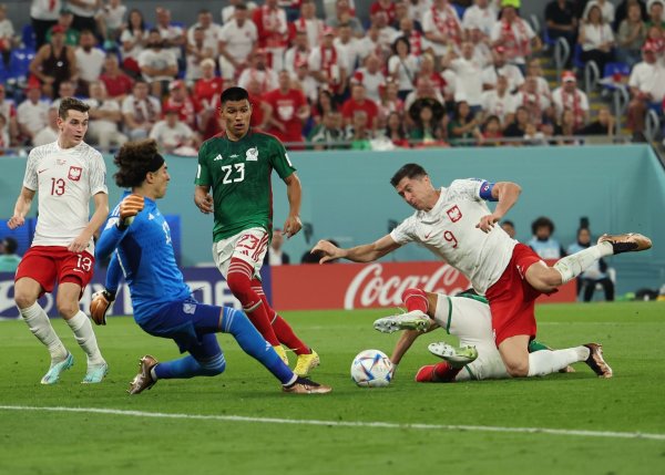 Polens Robert Lewandowski (r) wird von Mexikos Hector Moreno (verdeckt) im Strafraum gefoult. Den anschließenden Elfmeter hielt Guillermo Ochoa. - © Christian Charisius/dpa