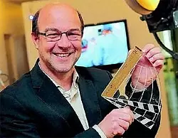 Theo Knepper freut sich &uuml;ber seinen Award. - &copy; FOTO: KRATO/ NW