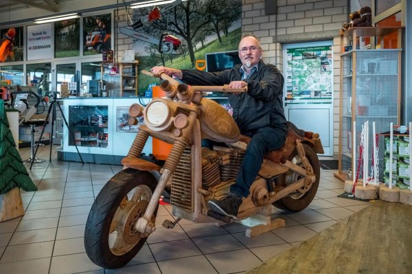 Bernd Osinischow auf seiner hölzernen Harley-Davidson. - © Daniel Vogl/dpa