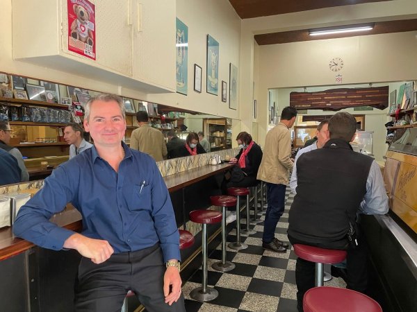 David Malaspina, der Besitzer von Pellegrini\'s Espresso Bar, sitzt in seinem Café. Die Expressobar ist eines der ältesten Cafés der Stadt, das noch im Originalzustand ist. - © Michelle Ostwald/dpa