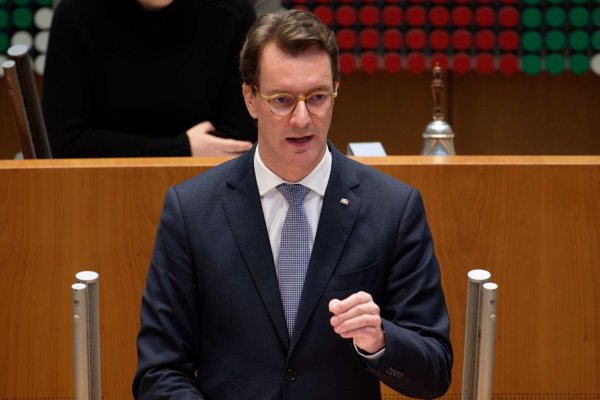 Ministerpräsident des Landes Nordrhein-Westfalen Hendrik Wüst spricht bei einer Plenarsitzung des NRW-Landtags. - © Henning Kaiser/dpa/Archivbild
