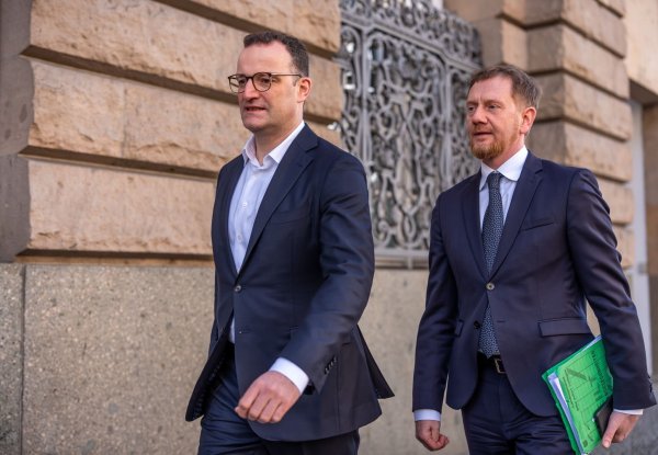 Führende Unionsvertreter sehen bei Koalitionsverhandlungen wachsenden Einigungsdruck durch Turbulenzen in der Weltwirtschaft. - © Michael Kappeler/dpa